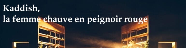 Kaddish, la femme chauve en peignoir rouge au théâtre Jean Vilar